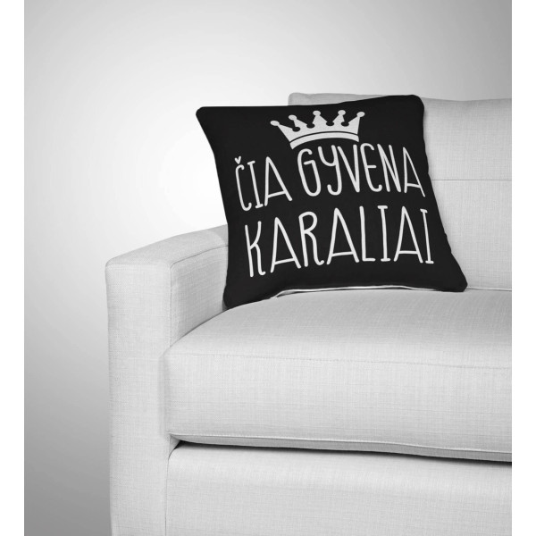 Pagalvė – "Čia gyvena karaliai" Pagalvė – "Čia gyvena karaliai"