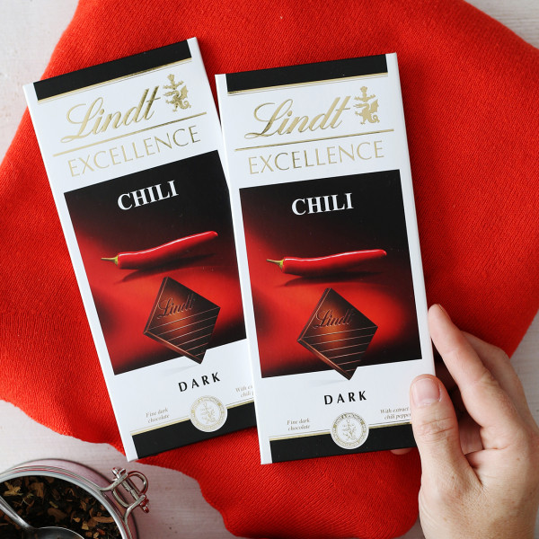 2 vnt. "LINDT EXCELLENCE" juodojo šokolado su aitriųjų paprikų ekstraktu 2 vnt. "LINDT EXCELLENCE" juodojo šokolado su aitriųjų paprikų ekstraktu