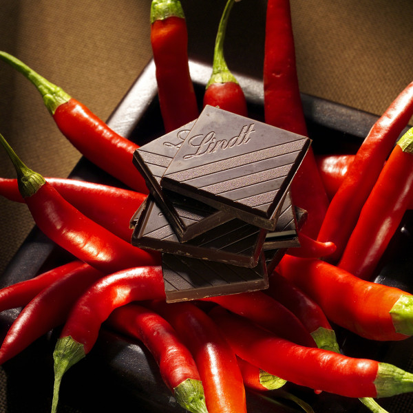 "LINDT EXCELLENCE" juodasis šokoladas su aitriųjų paprikų ekstraktu, 100 g "LINDT EXCELLENCE" juodasis šokoladas su aitriųjų paprikų ekstraktu, 100 g