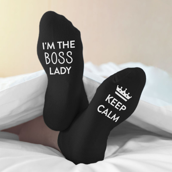 Moteriškos kojinės su spauda ant padų „Keep calm.I'm the boss lady“ Moteriškos kojinės su spauda ant padų „Keep calm.I'm the boss lady“