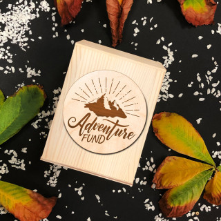 Medinė graviruota taupyklė "Adventure fund"