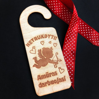 Pakabinama medinė lentelė ant durų "Amūras darbuojasi"