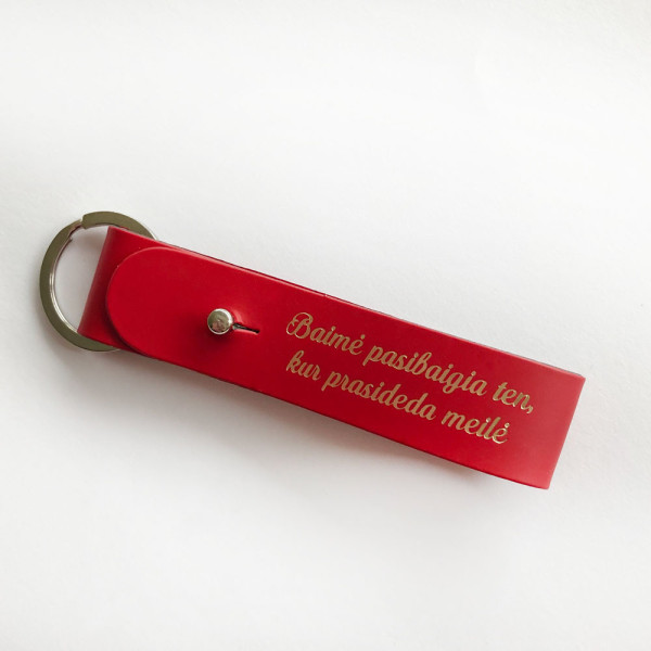 Odinis raktų pakabukas "Baimė pasibaigia ten, kur prasideda meilė" Odinis raktų pakabukas "Baimė pasibaigia ten, kur prasideda meilė"