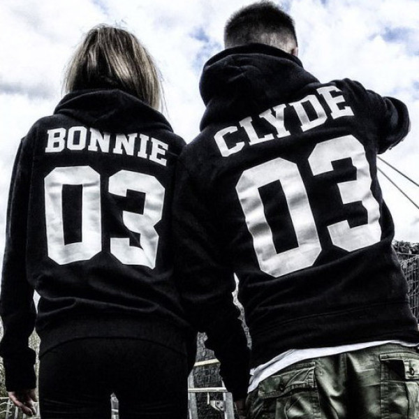 Džemperių komplektas su kapišonu "Bonnie & Clyde" (su pasirinktais skaičiais) Džemperių komplektas su kapišonu "Bonnie & Clyde" (su pasirinktais skaičiais)