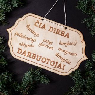 Graviruota medinė lentelė "Čia dirba geriausi darbuotojai"