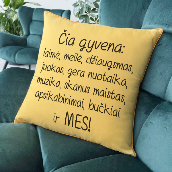 Dekoratyvinė pagalvėlė "Čia gyvename MES" Dekoratyvinė pagalvėlė "Čia gyvename MES"