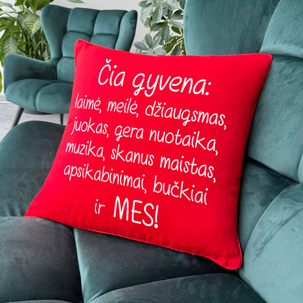 Dekoratyvinė pagalvėlė "Čia gyvename MES" Dekoratyvinė pagalvėlė "Čia gyvename MES"