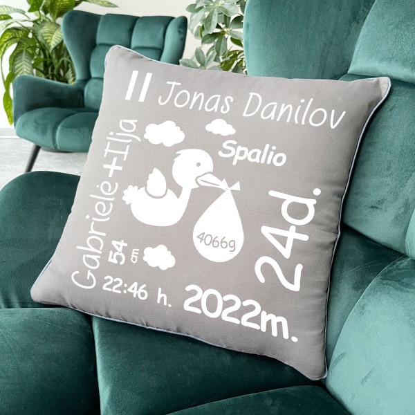 Dekoratyvinė pagalvėlė "Gandriukas" su gimimo metrikais Dekoratyvinė pagalvėlė "Gandriukas" su gimimo metrikais