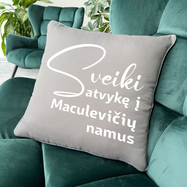 Dekoratyvinė pagalvėlė "Sveiki atvykę" su Jūsų pasirinkta pavarde Dekoratyvinė pagalvėlė "Sveiki atvykę" su Jūsų pasirinkta pavarde