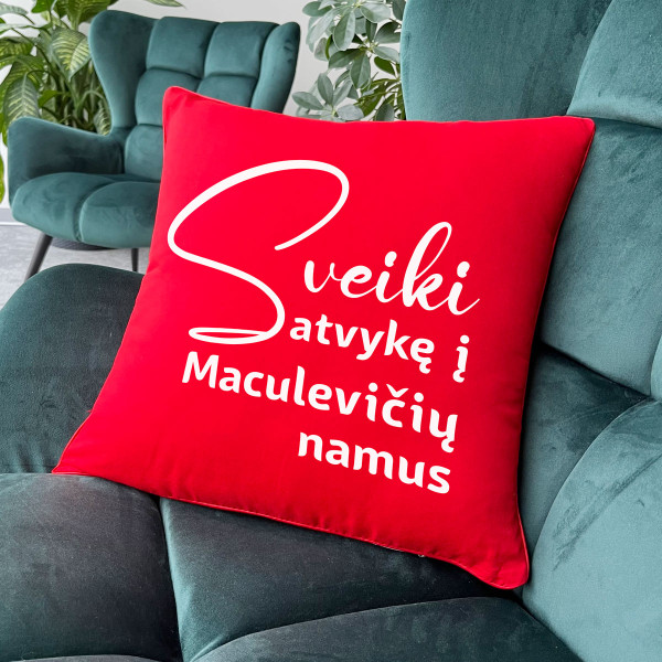 Dekoratyvinė pagalvėlė "Sveiki atvykę" su Jūsų pasirinkta pavarde Dekoratyvinė pagalvėlė "Sveiki atvykę" su Jūsų pasirinkta pavarde