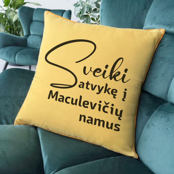 Dekoratyvinė pagalvėlė "Sveiki atvykę" su Jūsų pasirinkta pavarde Dekoratyvinė pagalvėlė "Sveiki atvykę" su Jūsų pasirinkta pavarde