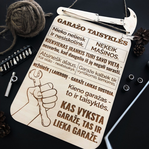 Graviruota medinė lentelė "Garažo taisyklės" Graviruota medinė lentelė "Garažo taisyklės"