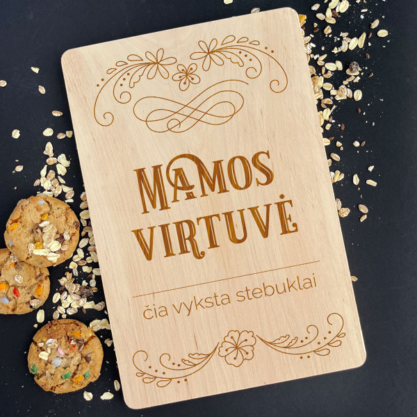 Graviruota medinė pjaustymo lentelė "Mamos virtuvė" Graviruota medinė pjaustymo lentelė "Mamos virtuvė"