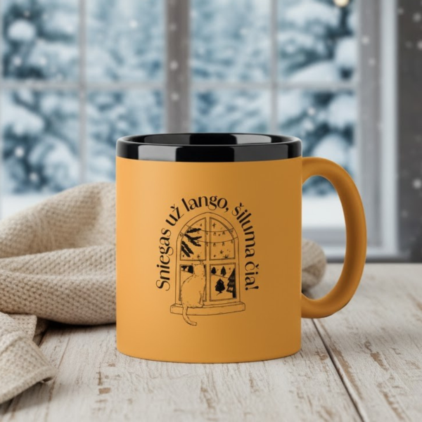 Graviruotas puodelis "Sniegas už lango, šiluma čia"