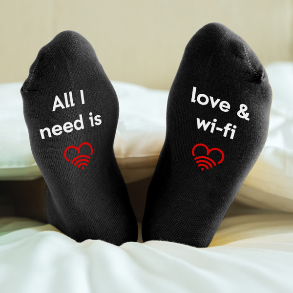 Moteriškos kojinės su spauda ant padų "Love & Wifi" Moteriškos kojinės su spauda ant padų "Love & Wifi"
