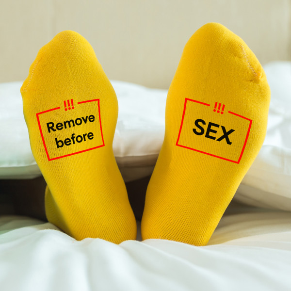 Kojinės su spauda ant padų "Remove before sex"