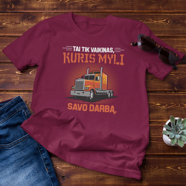 Marškinėliai "Tai tik vaikinas, kuris myli savo darbą"