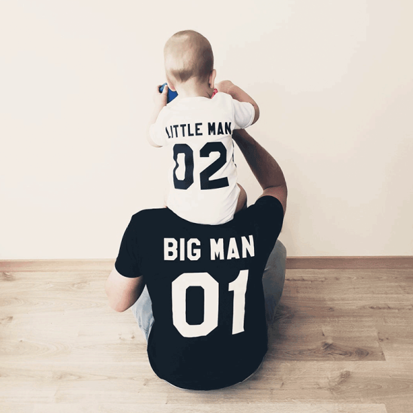 Marškinėlių komplektas "Big man and Little man" su pasirinktais skaičiais Marškinėlių komplektas "Big man and Little man" su pasirinktais skaičiais