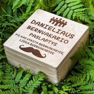 Medinė dėžė "Bernvakario paslaptys" su Jūsų pasirinktu vardu (30x30cm)