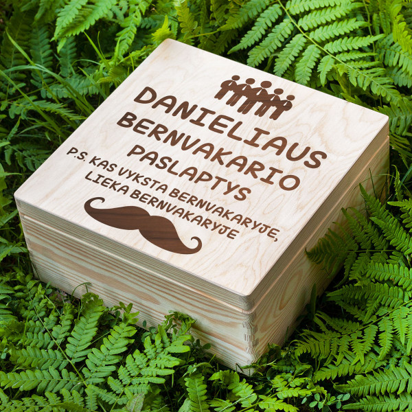 Medinė dėžė "Bernvakario paslaptys" su Jūsų pasirinktu vardu (30x30cm) Medinė dėžė "Bernvakario paslaptys" su Jūsų pasirinktu vardu (30x30cm)