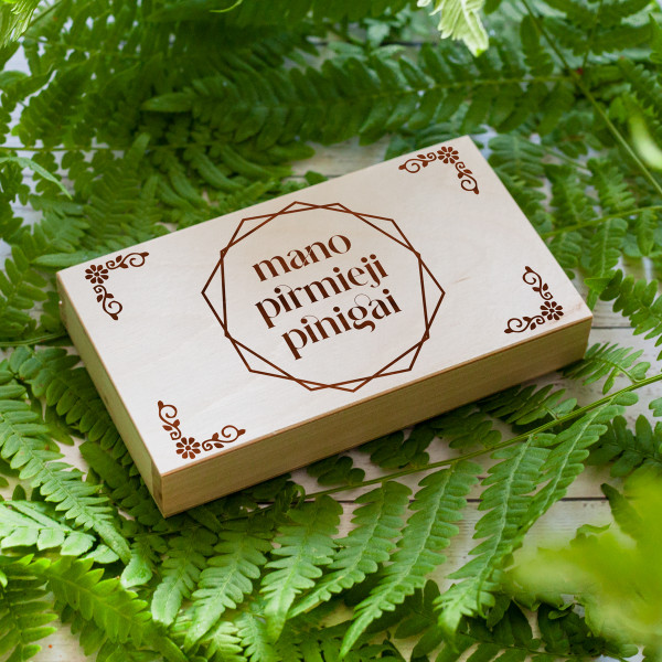 Medinė pinigų dėžutė "Mano pirmieji pinigai" Medinė pinigų dėžutė "Mano pirmieji pinigai"