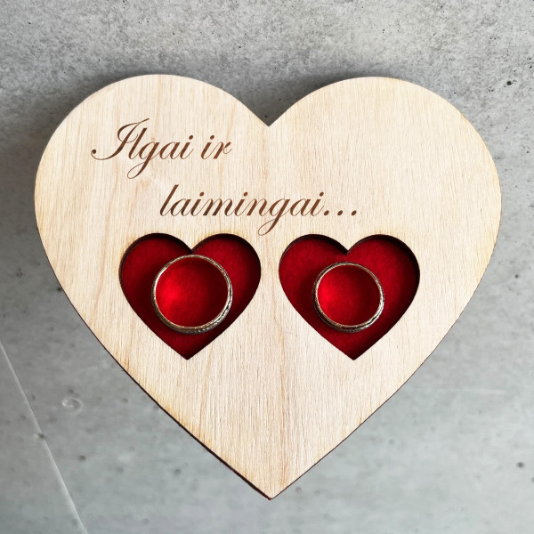 Medinis graviruotas padėkliukas vestuviniams žiedams "Ilgai ir laimingai..." Medinis graviruotas padėkliukas vestuviniams žiedams "Ilgai ir laimingai..."