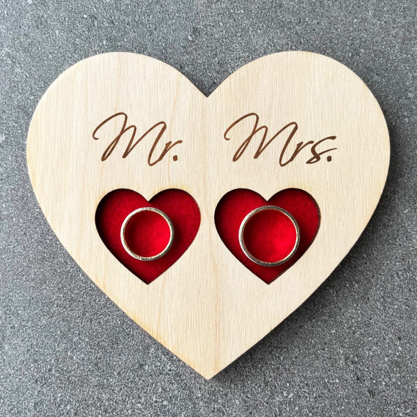 Medinis graviruotas padėkliukas vestuviniams žiedams "Mr ir Mrs" Medinis graviruotas padėkliukas vestuviniams žiedams "Mr ir Mrs"