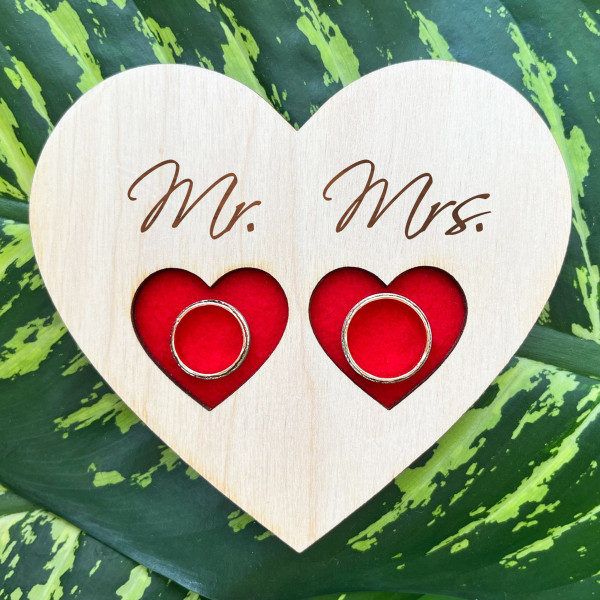 Medinis graviruotas padėkliukas vestuviniams žiedams "Mr ir Mrs" Medinis graviruotas padėkliukas vestuviniams žiedams "Mr ir Mrs"