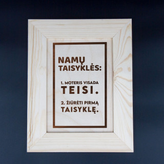 Medinis graviruotas rėmelis "Auksinė namų taisyklė"