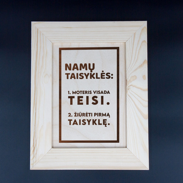Medinis graviruotas rėmelis "Auksinė namų taisyklė" Medinis graviruotas rėmelis "Auksinė namų taisyklė"