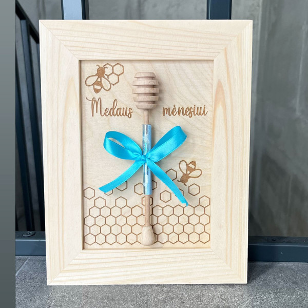 Medinis graviruotas rėmelis "Medaus mėnesiui" Medinis graviruotas rėmelis "Medaus mėnesiui"