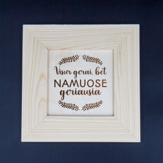 Medinis graviruotas rėmelis "Namuose geriausia"