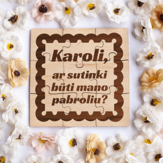 Medinis puodelio padėkliukas - dėlionė "Ar sutinki būti mano pabroliu?" su Jūsų pasirinktu vardu