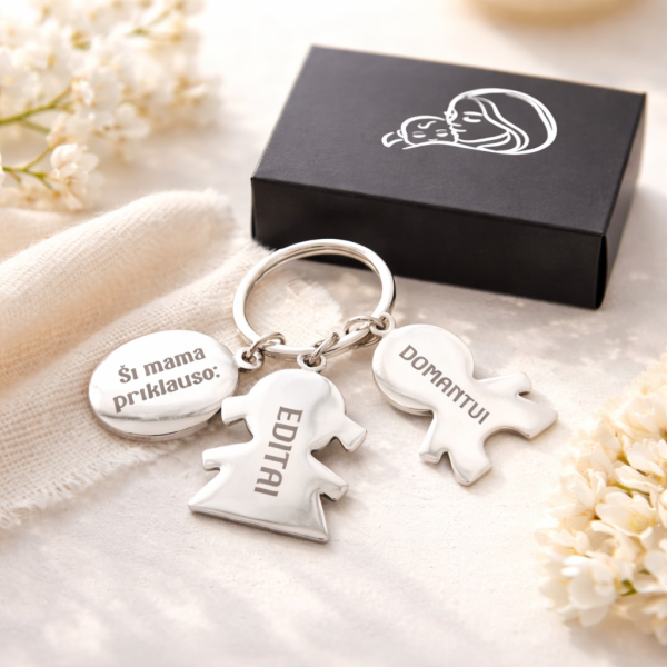 Metalinis raktų pakabukas "Ši mama priklauso" su Jūsų pasirinktais vardais
