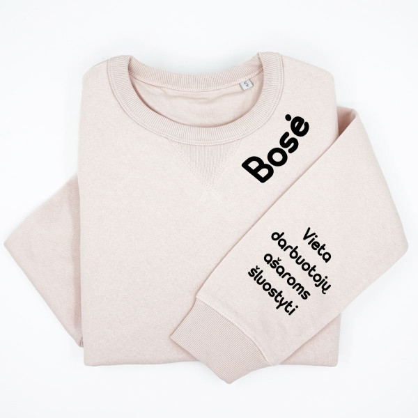 UNISEX pastelinis "Sully" džemperis "Bosė - darbuotojų ašaroms" su spauda ant rankovės UNISEX pastelinis "Sully" džemperis "Bosė - darbuotojų ašaroms" su spauda ant rankovės