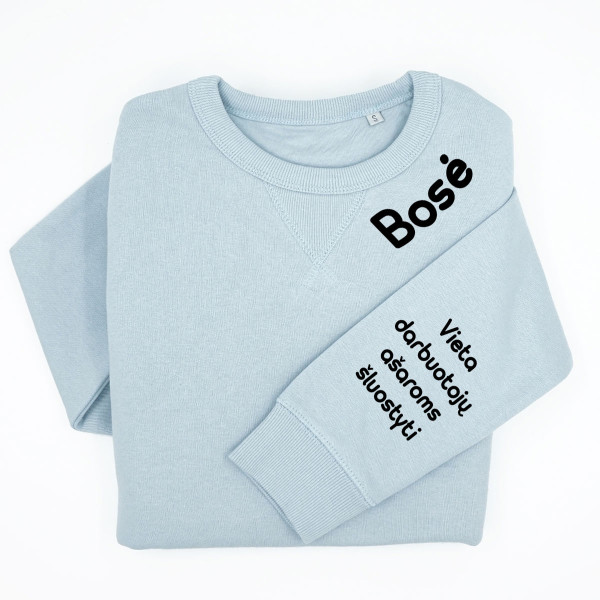 UNISEX pastelinis "Sully" džemperis "Bosė - darbuotojų ašaroms" su spauda ant rankovės UNISEX pastelinis "Sully" džemperis "Bosė - darbuotojų ašaroms" su spauda ant rankovės