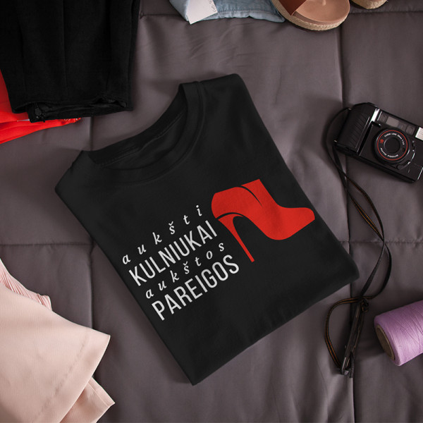 Moteriški marškinėliai "Aukšti kulniukai-aukštos pareigos" Moteriški marškinėliai "Aukšti kulniukai-aukštos pareigos"
