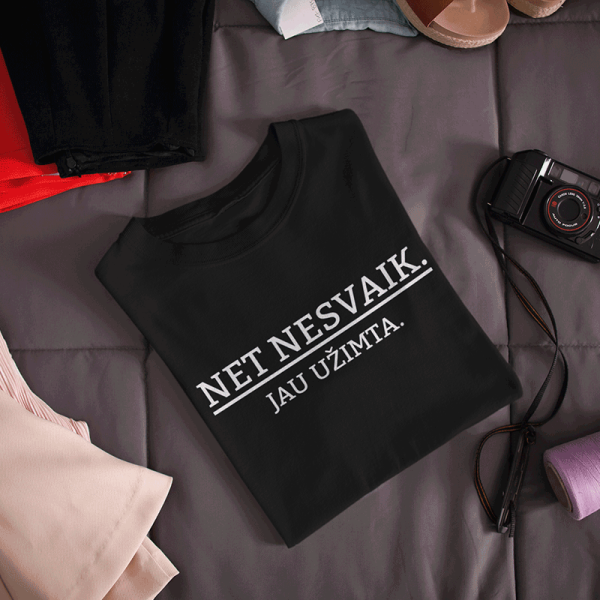 Moteriški marškinėliai "Nesvaik, jau užimta"