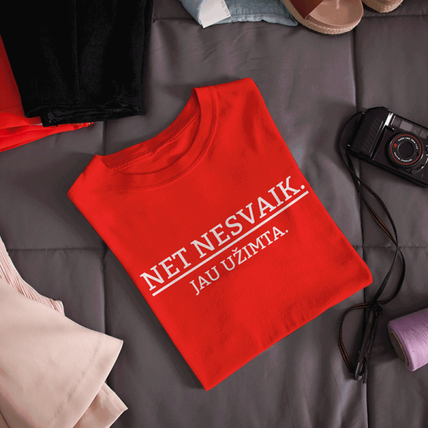 Moteriški marškinėliai "Nesvaik, jau užimta"