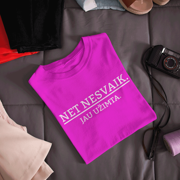Moteriški marškinėliai "Nesvaik, jau užimta"
