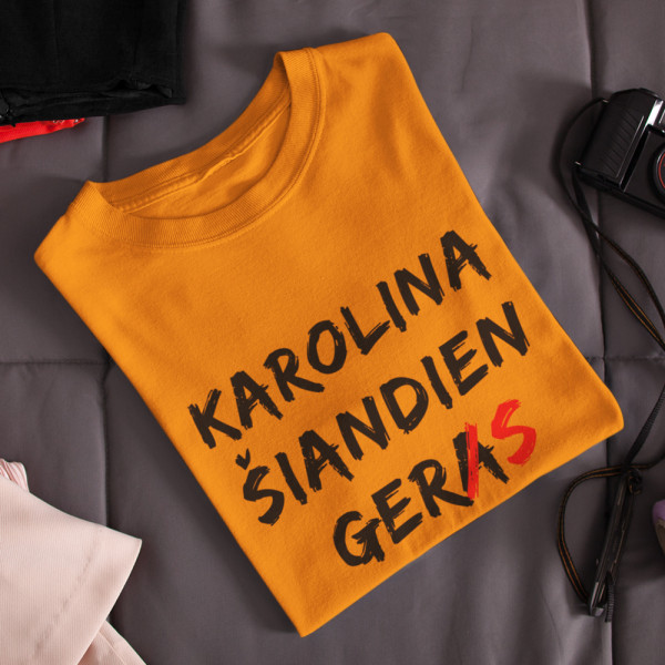 Moteriški marškinėliai "Šiandien gers" su pasirinktu vardu