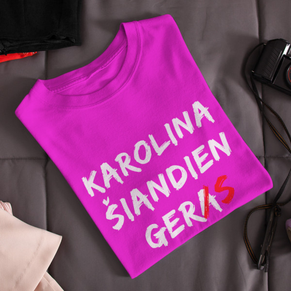 Moteriški marškinėliai "Šiandien gers" su pasirinktu vardu