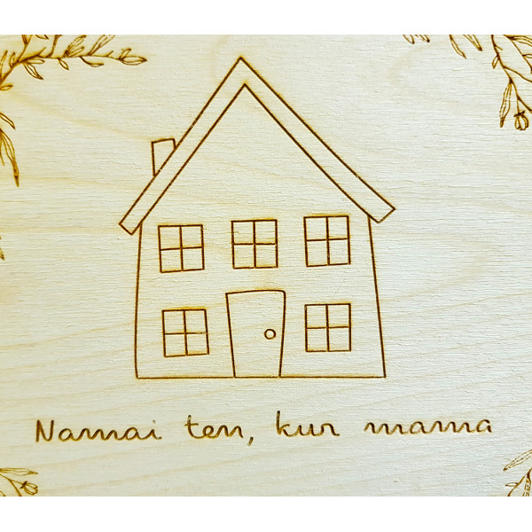 Graviruota medinė lentelė "Namai ten, kur mama" Graviruota medinė lentelė "Namai ten, kur mama"