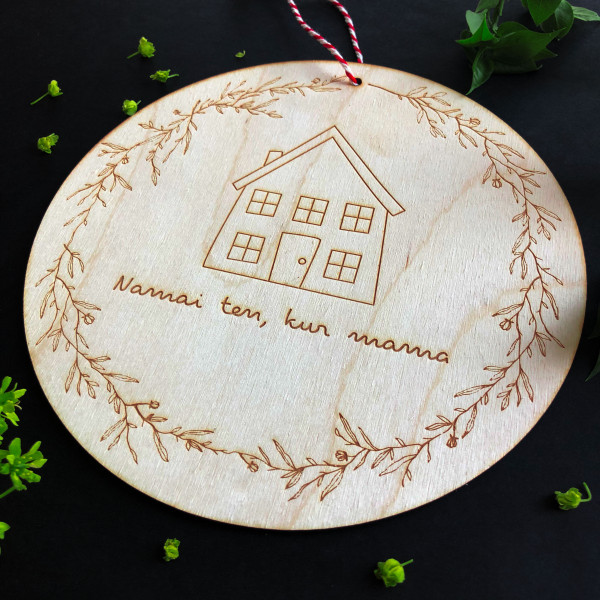 Graviruota medinė lentelė "Namai ten, kur mama" Graviruota medinė lentelė "Namai ten, kur mama"