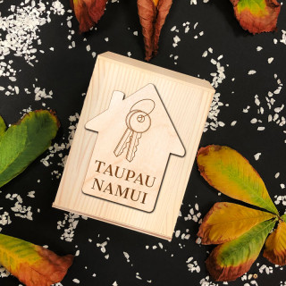 Medinė graviruota taupyklė "Taupau namui"