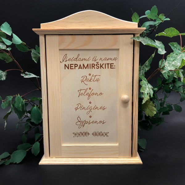 Medinė raktų dėžutė "Išeidami iš namų nepamirškite" Medinė raktų dėžutė "Išeidami iš namų nepamirškite"