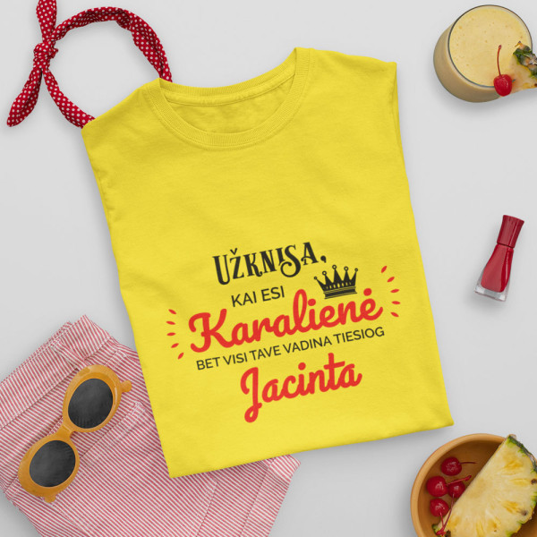 Moteriški marškinėliai "Užknisa, kai esi karalienė" su pasirinktu vardu
