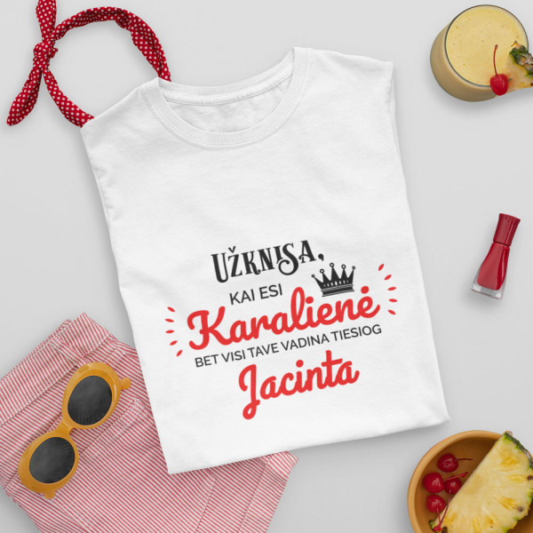 Moteriški marškinėliai "Užknisa, kai esi karalienė" su pasirinktu vardu