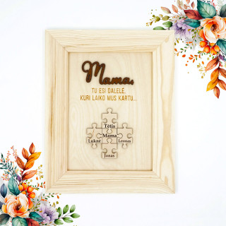Personalizuotas medinis rėmelis "Mama, tu esi dalelė, kuri laiko mus kartu" (su pasirinktais vardais)