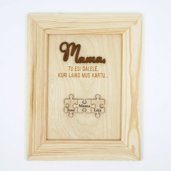 Personalizuotas medinis rėmelis "Mama, tu esi dalelė, kuri laiko mus kartu" (su pasirinktais vardais) Personalizuotas medinis rėmelis "Mama, tu esi dalelė, kuri laiko mus kartu" (su pasirinktais vardais)